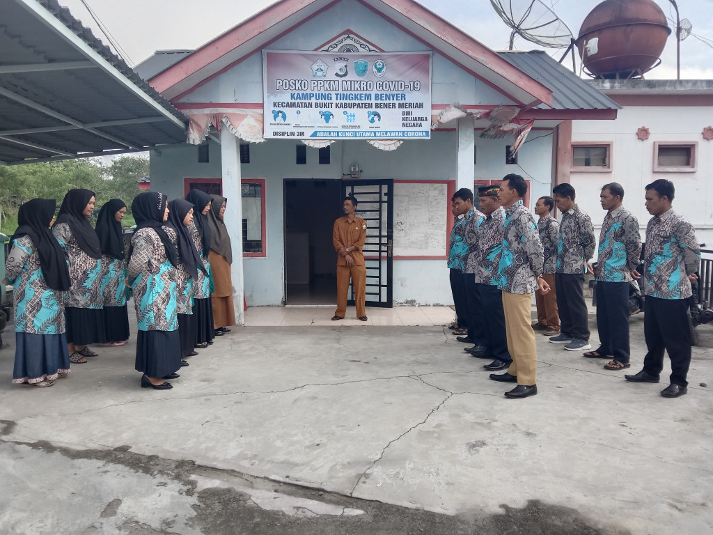 Apel pagi hari Senin di dalam pemerintah kampung Tingkem Benyer 