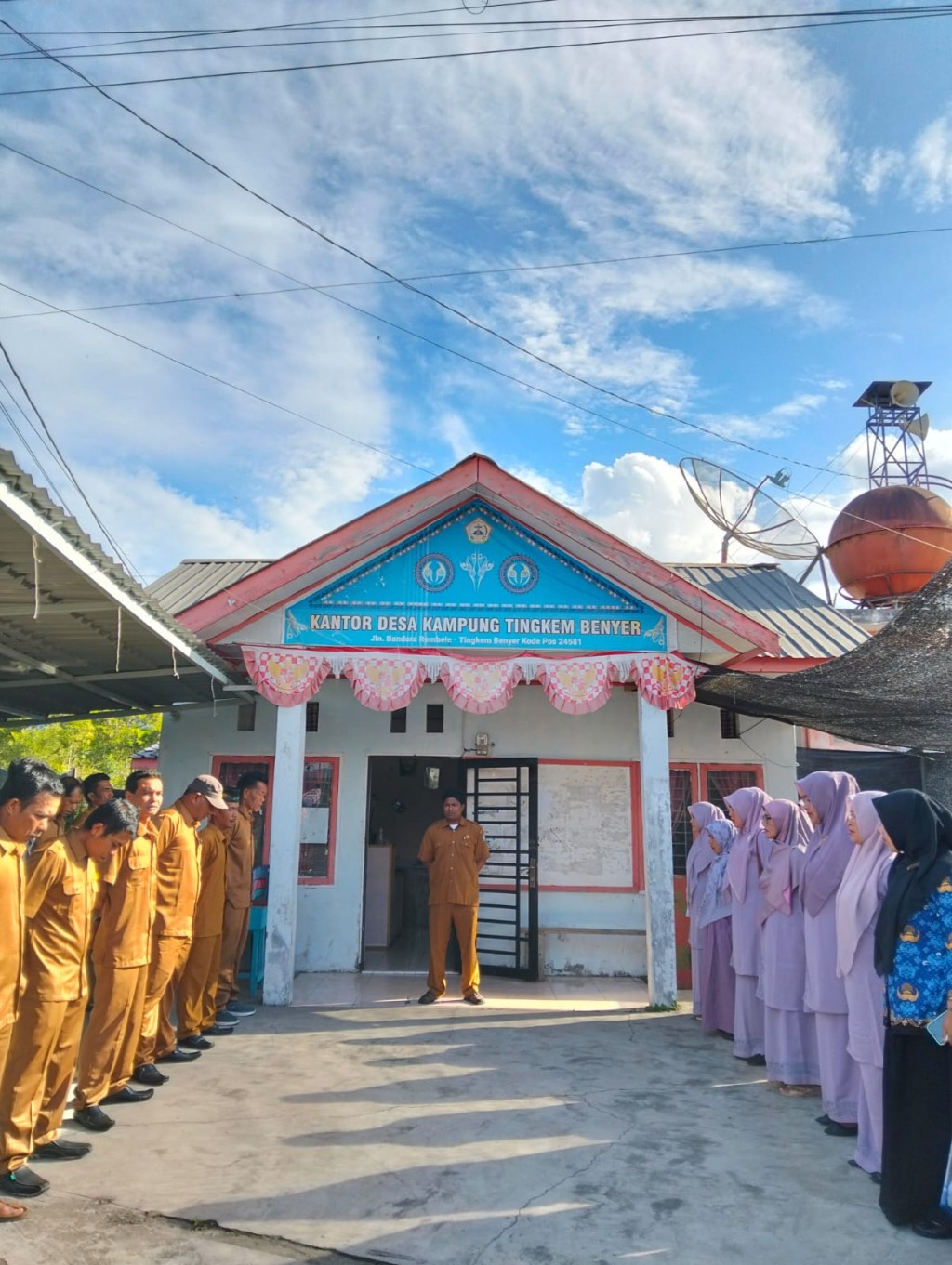 Apel pagi hari Senin di dalam pemerintah kampung Tingkem Benyer 
